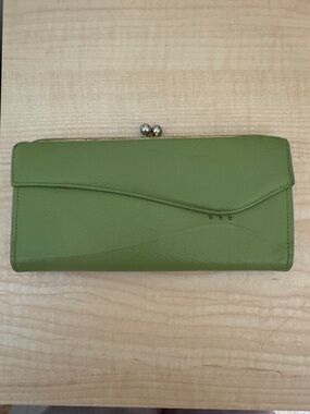 Vintage Buxton Lime Green Leather Kiss-Lock Wallet